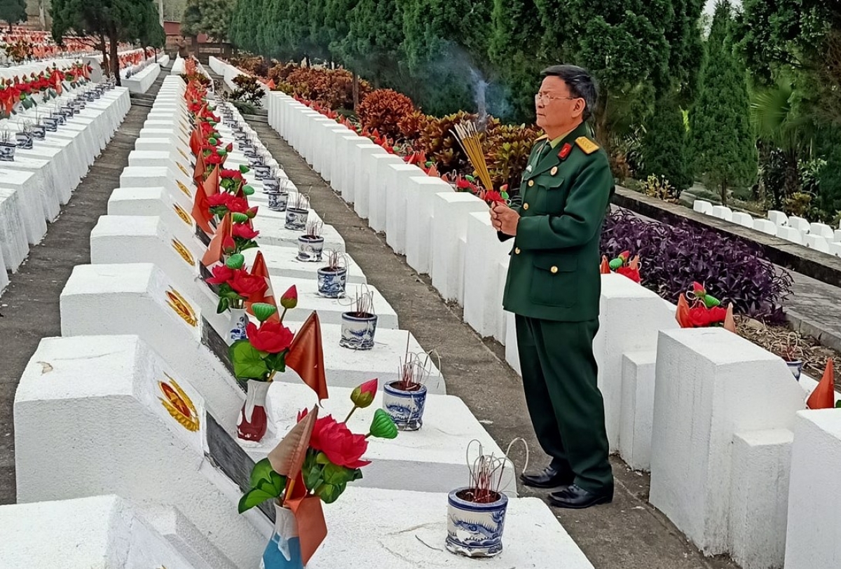 Đại tá Nguyễn Thanh Truyền, Trưởng Ban Liên lạc Hội Bạn chiến đấu, cựu chiến binh Sư đoàn 5 phía Bắc trong một lần nghé thăm đồng đội ở nghĩa trang liệt sỹ