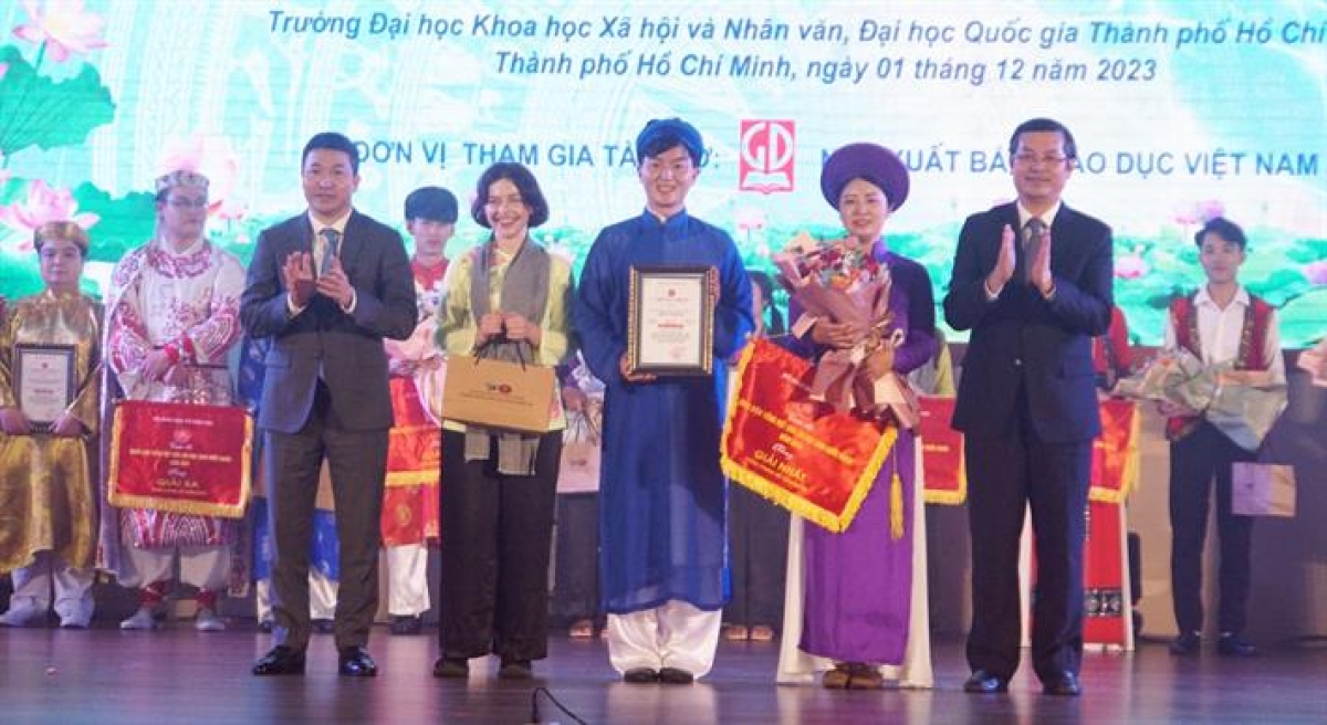 Thứ trưởng Bộ GD-ĐT Nguyễn Văn Phúc và ông Phan Anh Sơn, Chủ tịch Liên hiệp các tổ chức hữu nghị Việt Nam trao giải Nhất cho đội thi đến từ Trường Đại học Khoa học Xã hội và Nhân văn - Đại học Quốc gia Hà Nội