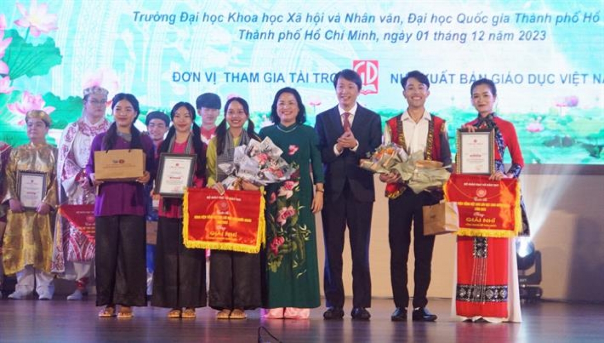 Cục trưởng Cục Hợp tác Quốc tế (Bộ GD-ĐT) Phạm Quang Hưng và Hiệu trưởng Trường Đại học Khoa học Xã hội và Nhân văn - Đại học Quốc gia TP.HCM trao cờ và tặng hoa chúc mừng 2 đội đạt giải Nhì