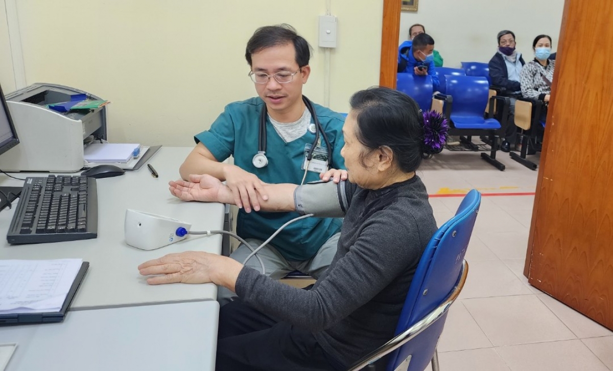 BS Nguyễn Tuấn Hải kiểm tra huyết áp cho bệnh nhân tại Viện Tim mạch Quốc gia