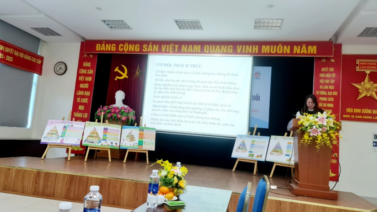 PGS.TS Bùi Thị Nhung phát biểu tại buổi nói chuyện chuyên đề về dinh dưỡng hợp lý
cho trẻ dưới 16 tuổi