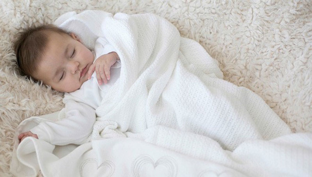 Nên mặc các lớp áo mỏng cho trẻ sơ sinh để giữ ấm và tạo cảm giác thoải mái cho bé