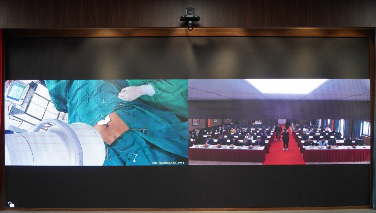 Hội đồng giám khảo chấm thi qua camera ghi hình trực tiếp từ phòng mổ của các Bệnh viện