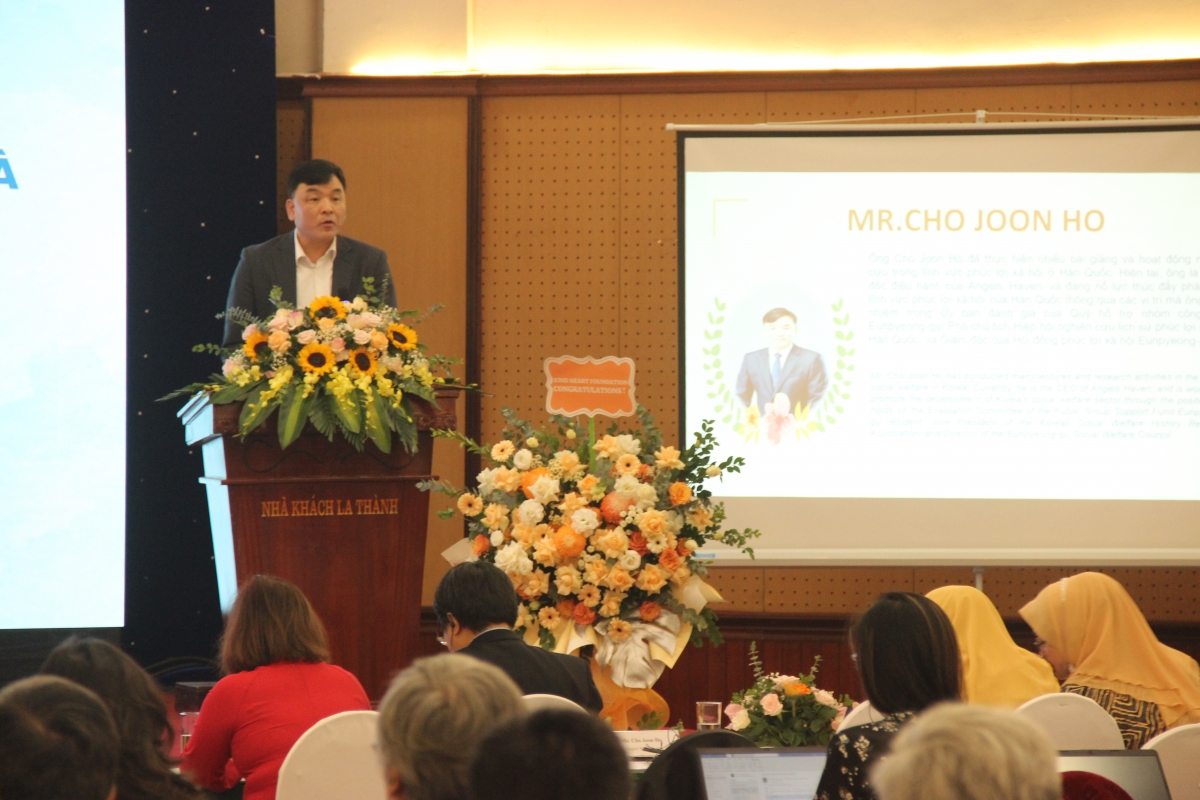 Ông Cho Joon Ho - Giám đốc tổ chức Angle Heaven Hàn Quốc đọc tham luận tại hội thảo 