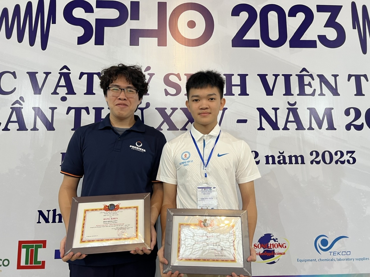Đoàn Minh Lượng sinh viên ngành Vật lý trường ĐH Phenikaa  (áo xanh bên trái) và Lưu Tiến Nhất sinh viên ĐH SP-ĐH Huế (áo trắng bên phải)
