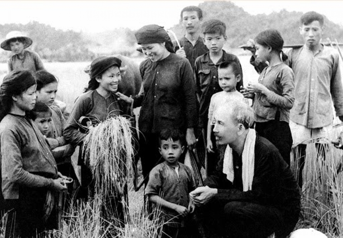 Chủ tịch Hồ Chí Minh nói chuyện với nông dân xã Hùng Sơn, huyện Đại Từ đang thu hoạch vụ lúa đầu tiên sau cải cách ruộng đất năm 1954. (Ảnh tư liệu)