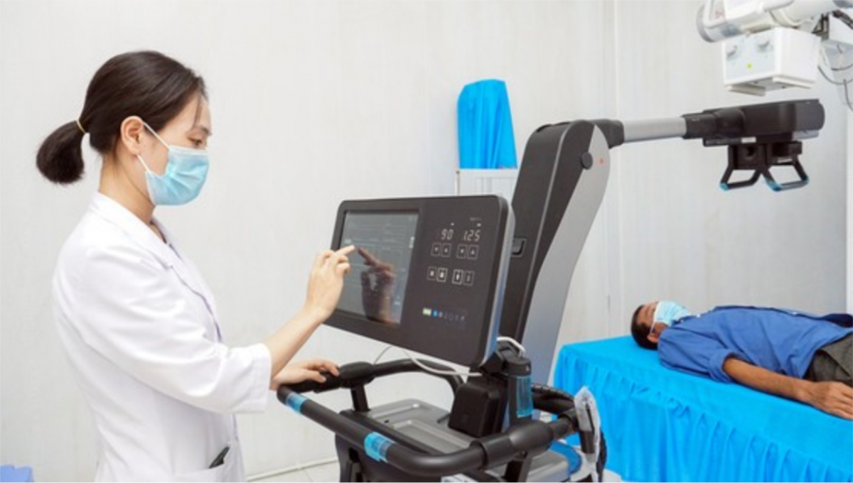 Bác sĩ thao tác trên bộ máy X-quang tích hợp trí tuệ nhân tạo tại Trạm y tế xã đảo Thạnh An
