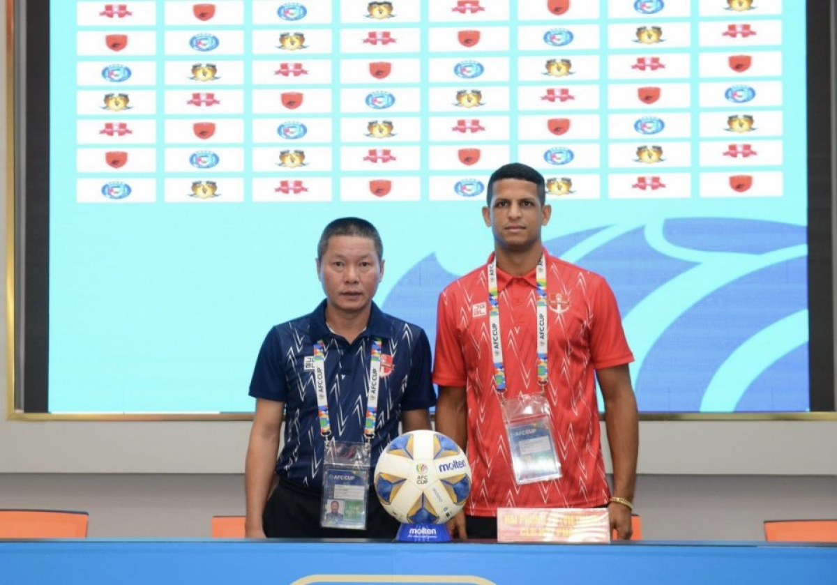HLV Chu Đình Nghiêm (trái) trong cuộc họp báo trước trận đấu