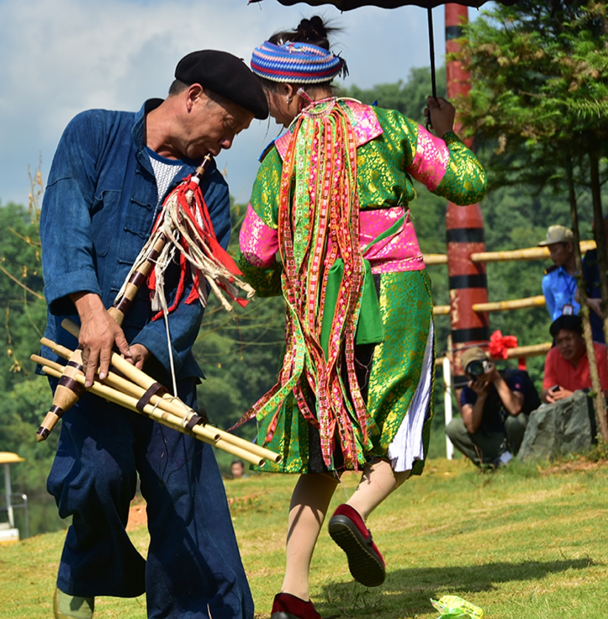 Biểu diễn nghệ thuật múa khèn, một nét văn hóa độc đáo của đồng bào Mông. Ảnh: LVH