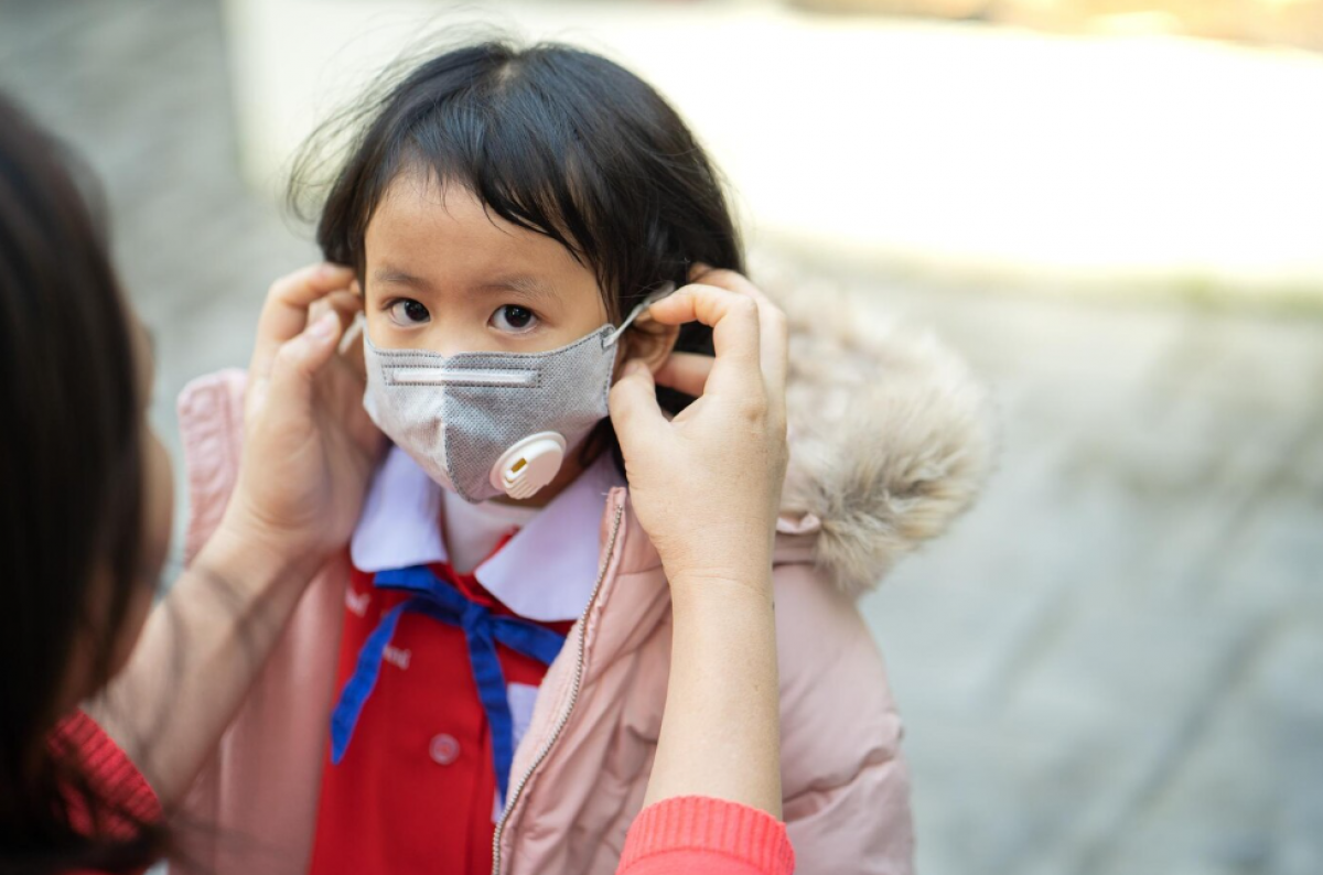 Cha mẹ nên đeo khẩu trang cho trẻ khi ra đường để phòng các bệnh về đường hô hấp
