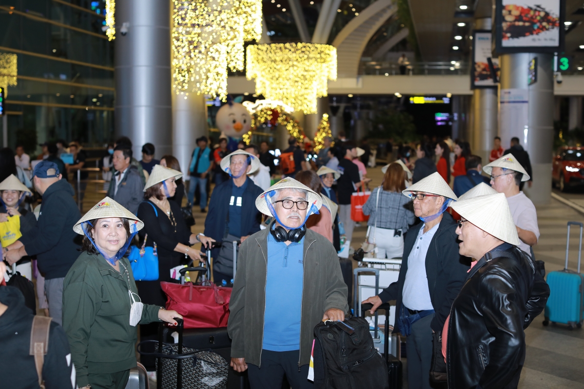 Những du khách trên chuyến bay đầu tiên từ Manila, Philippines đến thành phố Đà Nẵng.
Ảnh: TTXTDL Đà Nẵng