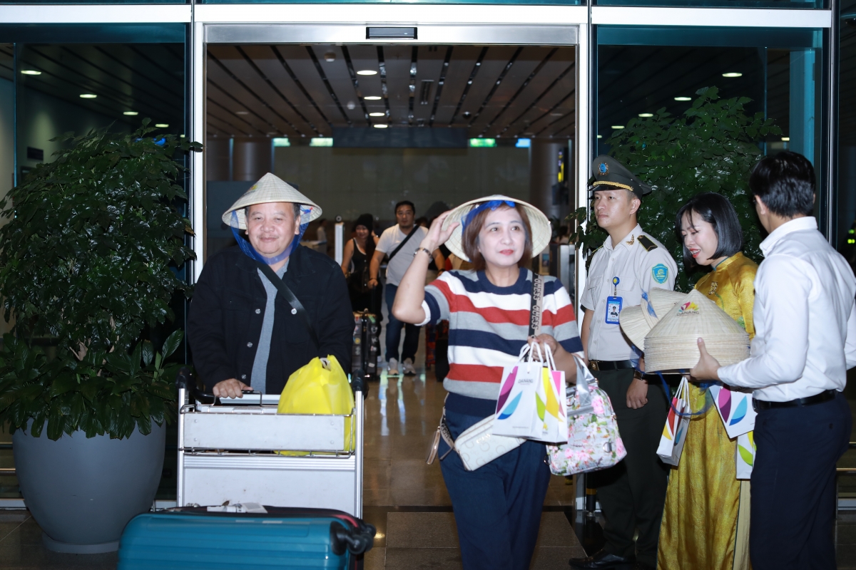 Tặng quà du khách đến Đà Nẵng trên chuyến bay đầu tiên từ Manila, Philippines đến thành phố Đà Nẵng. Ảnh: TTXTDL Đà Nẵng