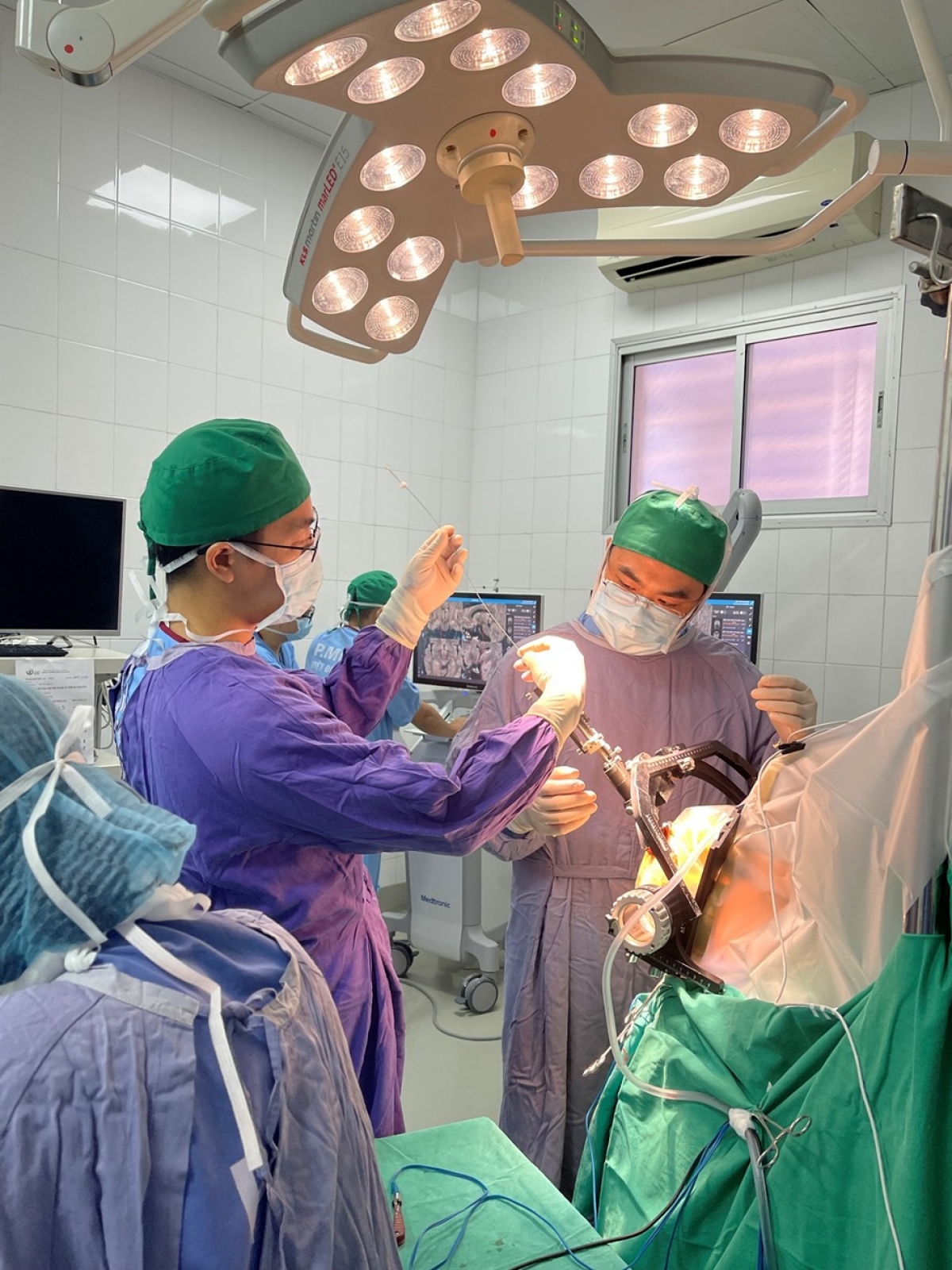 TS.BS Trần Đình Văn cùng đồng nghiệp tiến hành phẫu thuật cho bệnh nhân