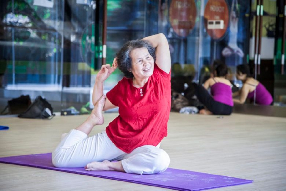Lưu ý người già tập yoga để không bị chấn thương (Ảnh: Internet)