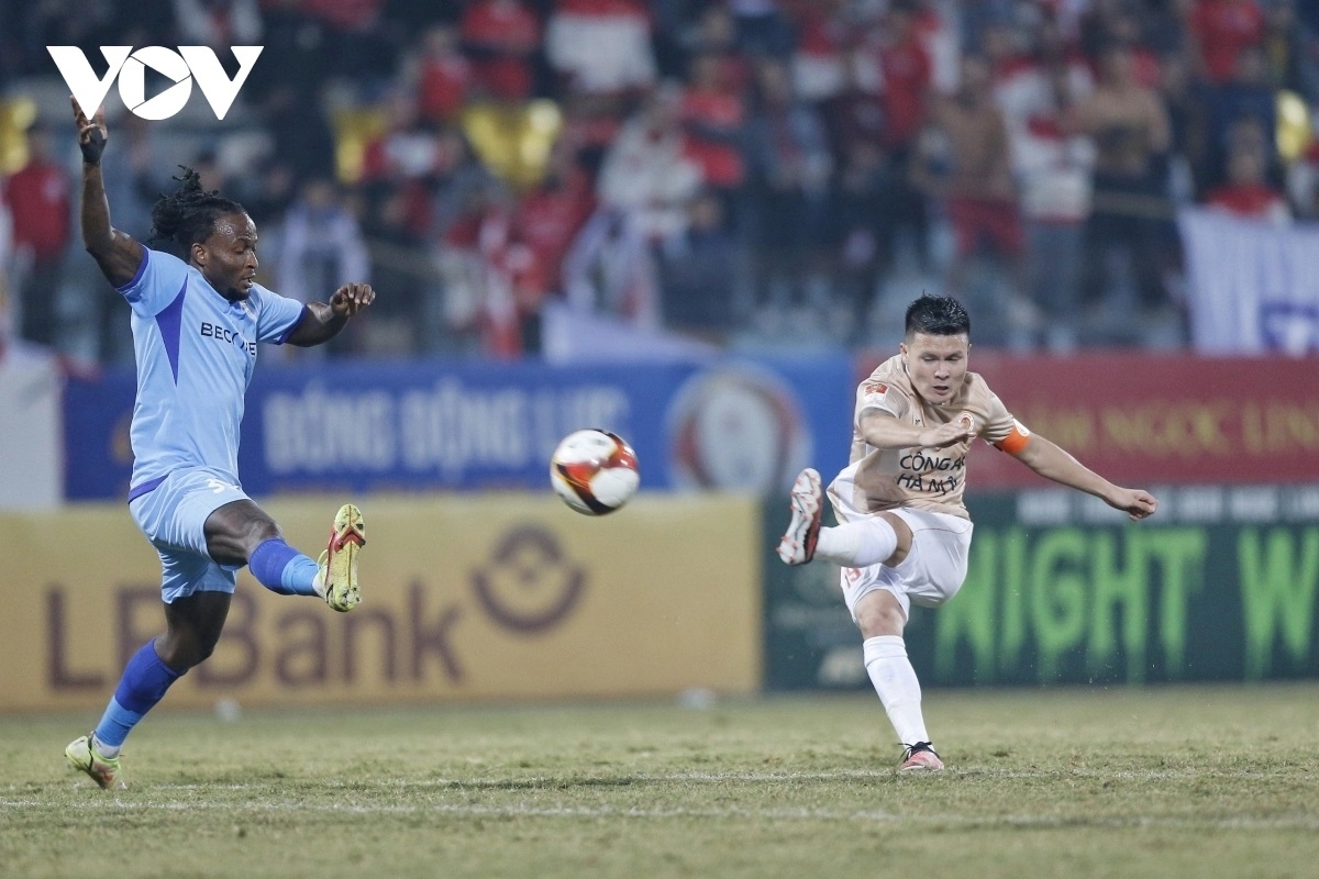 Quang Hải ghi bàn trong trận CLB CAHN thắng Bình Dương 3-0. (Ảnh: Duy Đức)