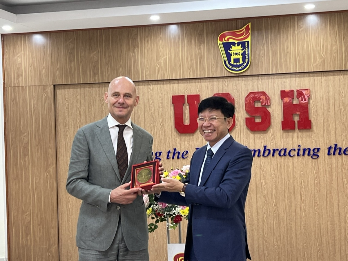 Giáo sư Hoàng Anh Tuấn tặng quà lưu niệm cho Ngài Kees van Baar - Đại sứ Vương quốc Hà Lan tại Việt Nam