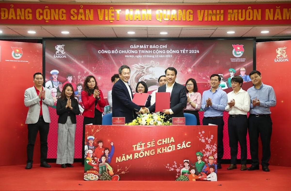 Lễ ký kết giữa Trung ương Đoàn TNCS Hồ Chí Minh và SABECO để thực hiện chương trình cộng đồng “Tết sẻ chia, năm Rồng khởi sắc”. Ảnh: BTC