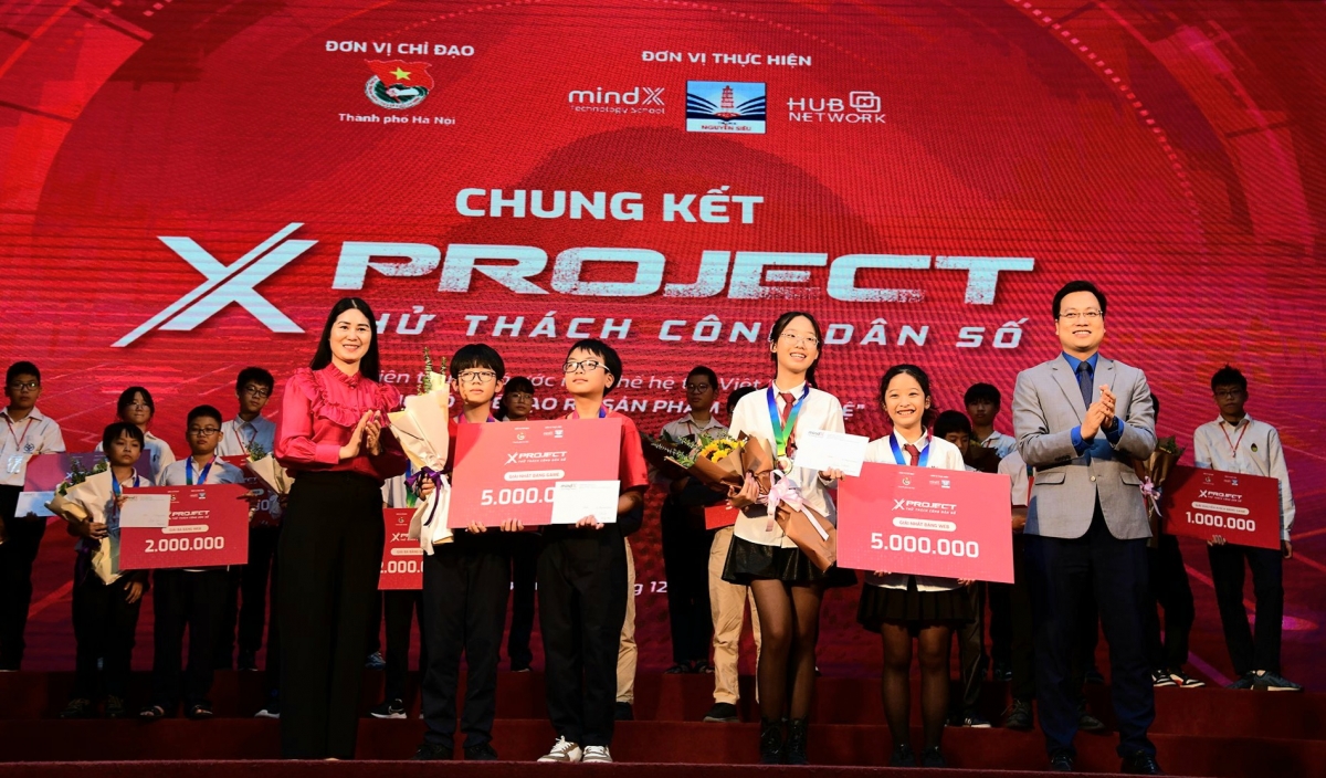 Ban tổ chức trao giải Nhất cho hai đội thi