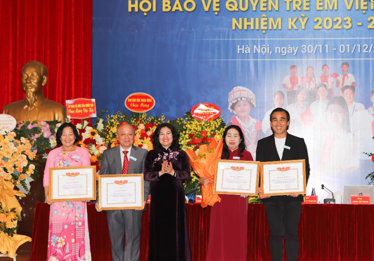 Thứ trưởng Bộ LĐ-TB&amp;XH Nguyễn Thị Hà (đứng giữa) trao Bằng khen của Bộ LĐ-TB&amp;XH cho các tập thể, cá nhân có thành tích trong công tác bảo vệ Quyền trẻ em