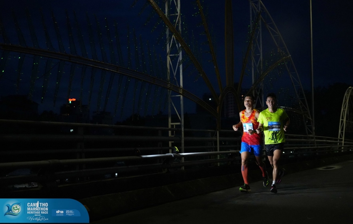 Mạnh (áo xanh) tích cực tham gia các giải chạy Marathon để tích lũy kinh nghiệm