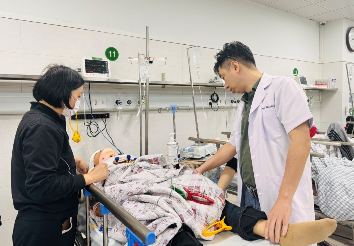 TS.BS Nguyễn Hoàng Long, Phó trưởng khoa Phẫu thuật Cột sống, Bệnh viện Hữu nghị Việt Đức thăm khám cho bệnh nhân M.