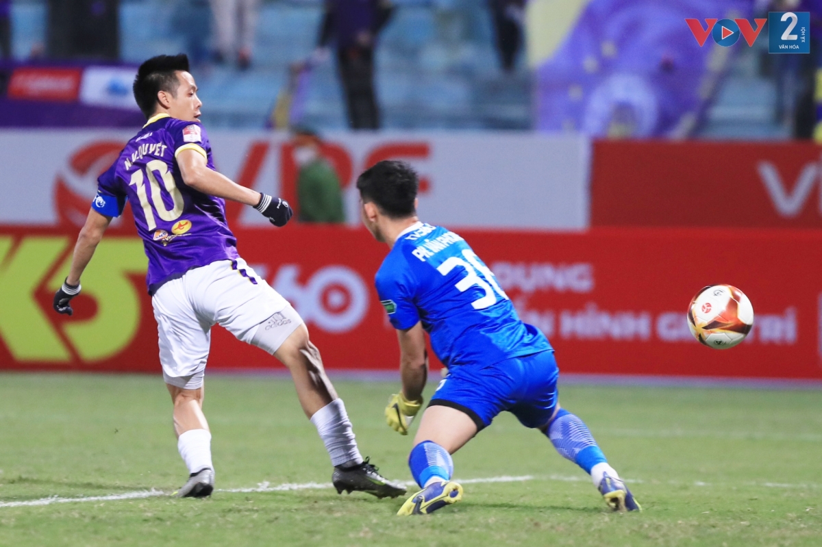 Văn Quyết lập công giúp Hà Nội FC mở tỉ số ngay phút thứ 11