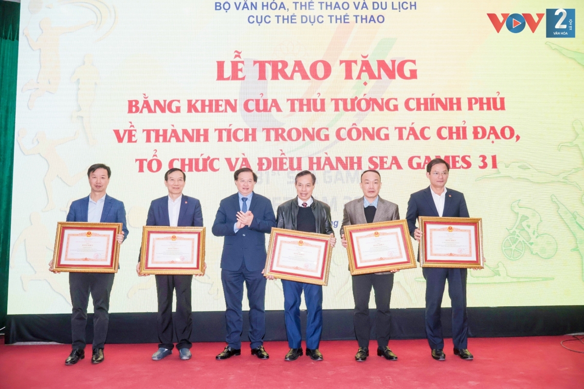 Thứ trưởng Tạ Quang Đông trao tặng Bằng khen của Thủ tướng cho các cá nhân, tập thể đạt thành tích xuất sắc trong năm 2023.