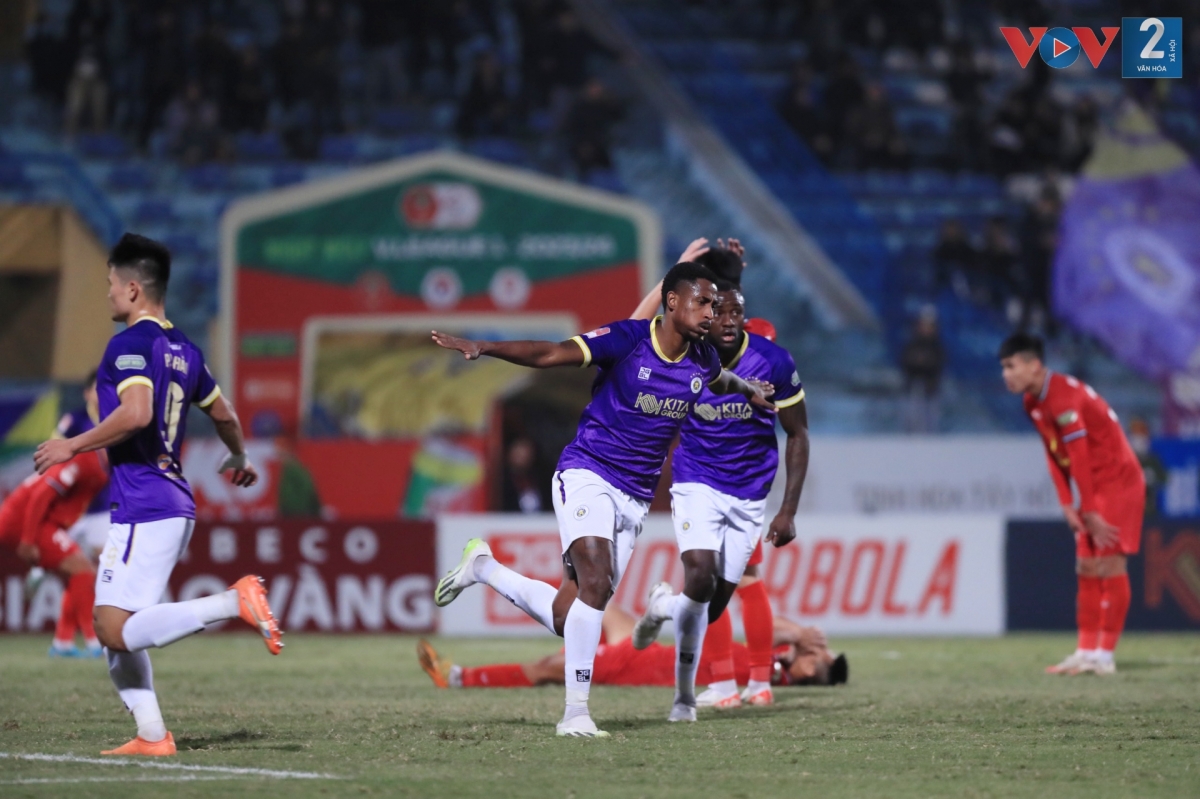 Pha lập công của Pereira Junior giúp Hà Nội FC giữ lại 1 điểm trên sân nhà