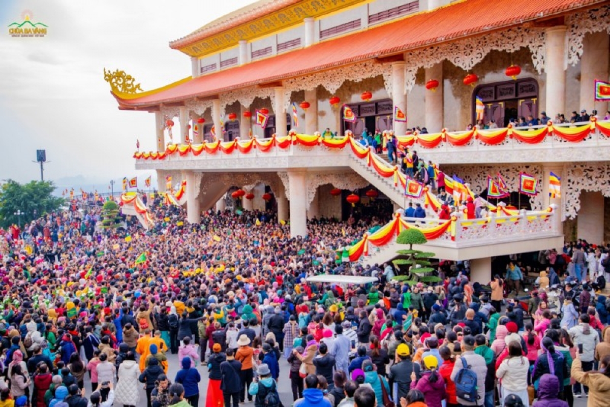 Đông đảo người dân tới chiêm bái xá lợi tóc Đức Phật tại chùa Ba Vàng