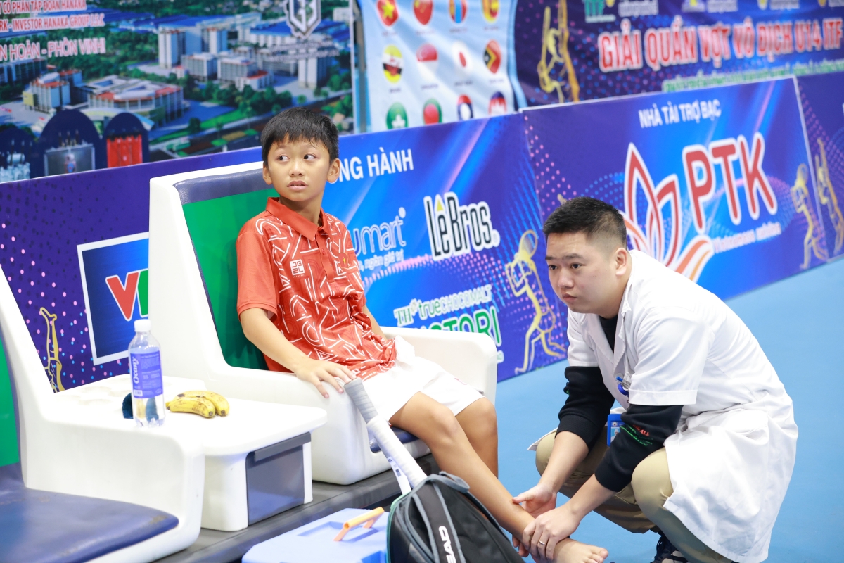 Tay vợt Vũ Tuấn Phong gặp chấn thương ở trận chung kết đơn nam
