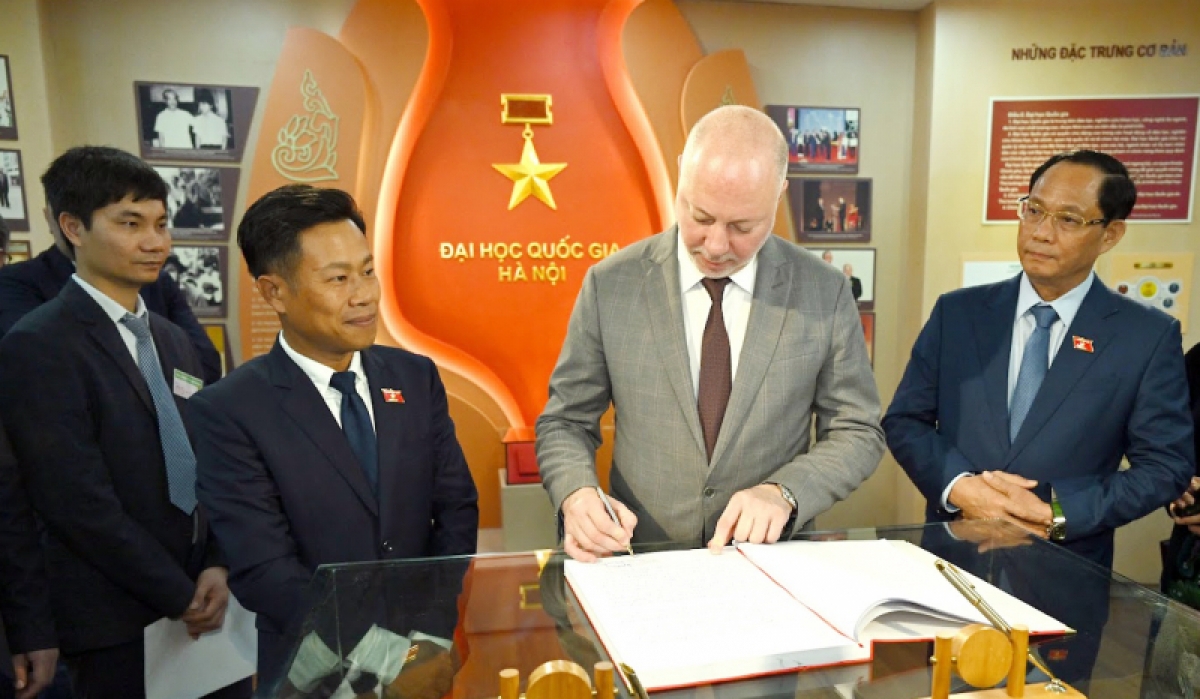 Chủ tịch Quốc hội Rossen Dimitrov Jeliazkov ký Sổ vàng lưu niệm tại Phòng Truyền thống