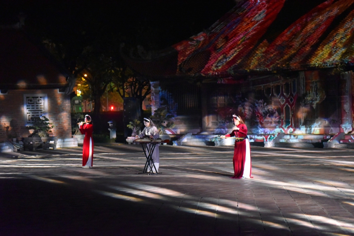 Trình diễn tại lễ ra mắt album hòa tấu nhạc cụ dân tộc Việt Nam mang tên "Tinh hoa đạo học"