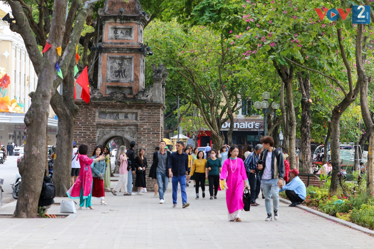 Khu vực tháp Hòa Phong bên hồ Gươm là điểm đông đúc nhất. Người dân và du khách trang điểm cầu kỳ, lựa chọn các bộ trang phục áo dài bắt mắt để lưu lại khoảnh khắc ấn tượng nhất.