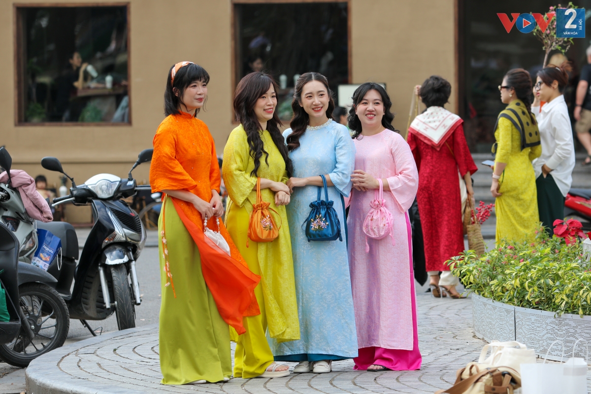 Ngày càng nhiều bạn trẻ ưa thích chụp ảnh với trang phục truyền thống trong dịp Tết Nguyên đán. Thiết kế thường được chọn là áo dài đỏ, trắng, xanh, cách tân..., phối cùng nhiều phụ kiện, vừa có nét hiện đại nhưng vẫn tôn trọng truyền thống.