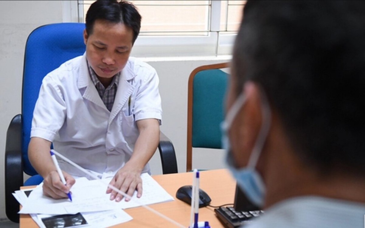 BS Nguyễn Đình Liên thăm khám cho 1 trường hợp rối loạn tiểu tiện