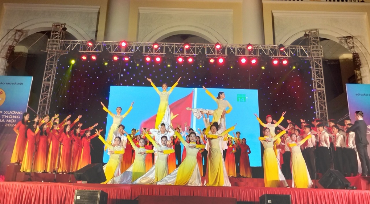 Tiết mục Mashup "Linh thiêng Việt Nam - Tổ quốc yêu thương" do các em học sinh THPT Sơn Tây - Ba Vì thực hiện