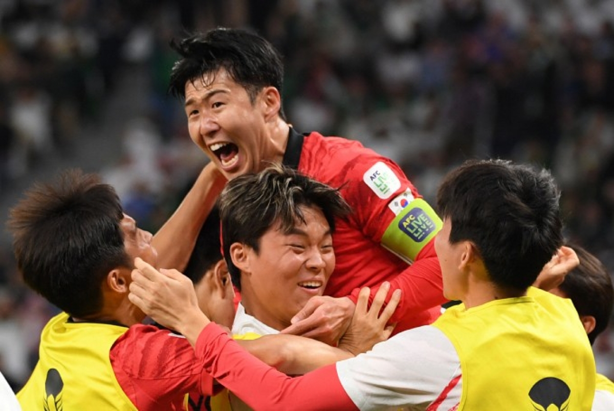 Son Heung-min và các đồng đội ăn mừng khi vào tứ kết Asian Cup 2023.