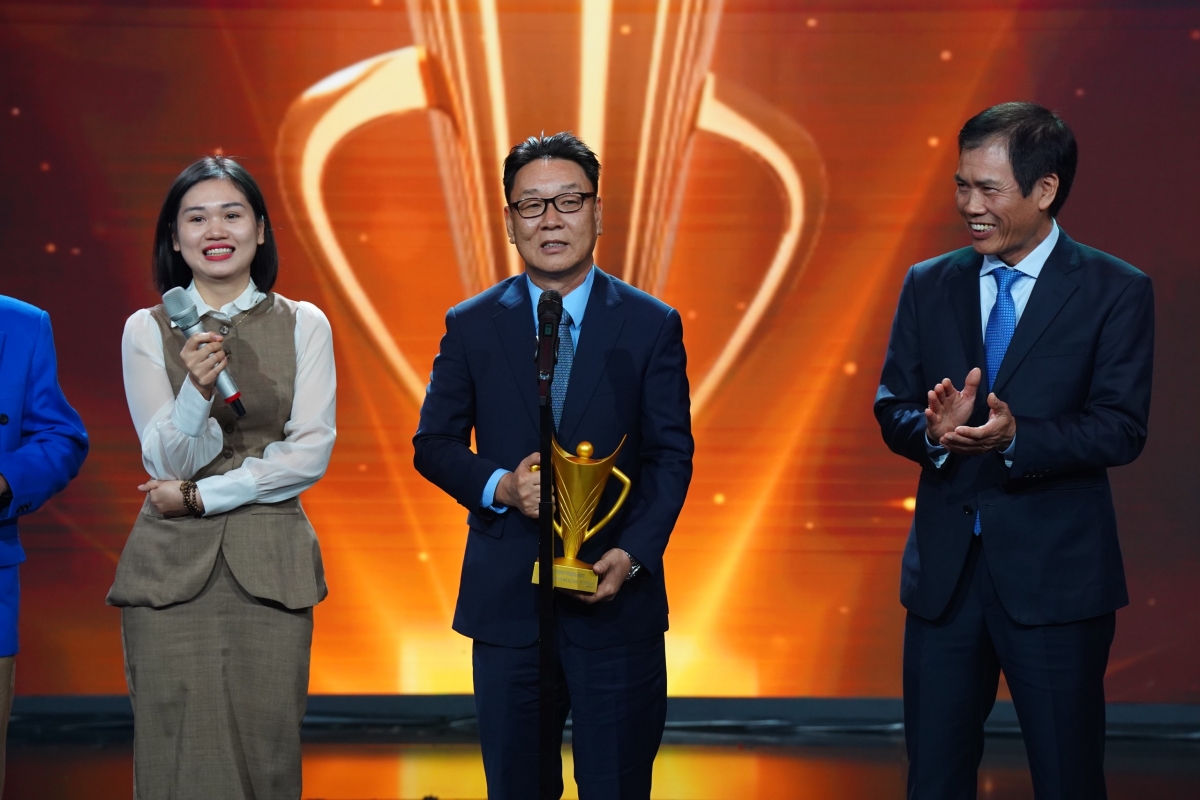 HLV Park Chung Gun nhận giải thưởng Chuyên gia nước ngoài xuất sắc nhất