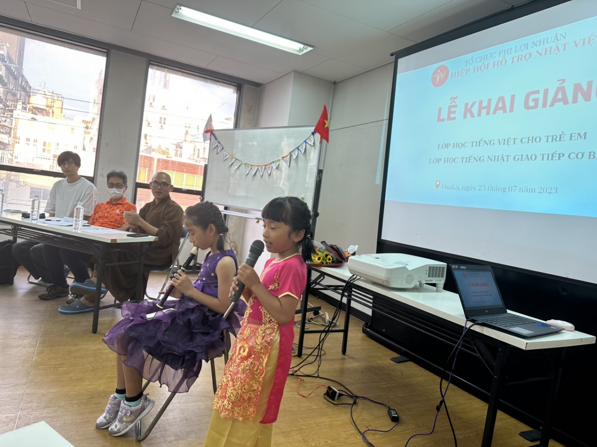 Lớp học tiếng Việt của trẻ em người Việt thế hệ thứ 2,3 thường xuyên tổ chức các hoạt động liên quan như biểu diễn dân ca, dân vũ.
