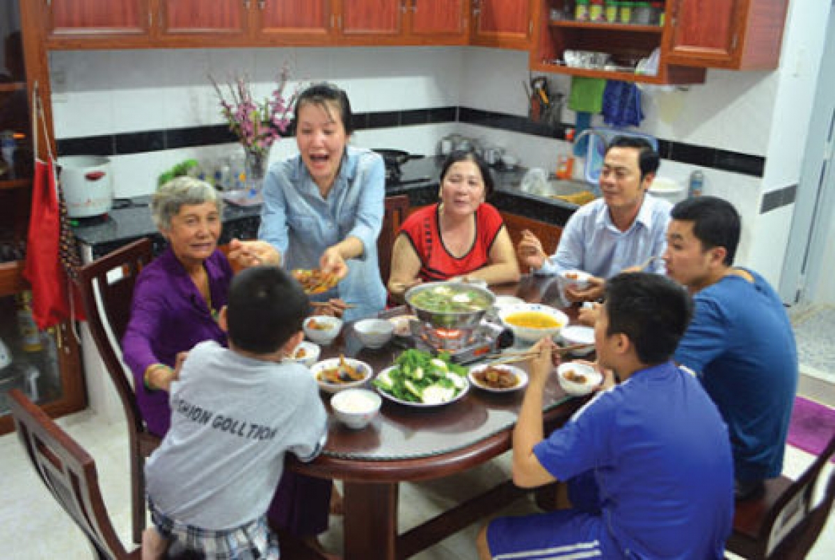 Bữa cơm với các món ăn, thực phẩm xanh, sạch của gia đình mang lại sức khỏe tốt cho người cao tuổi