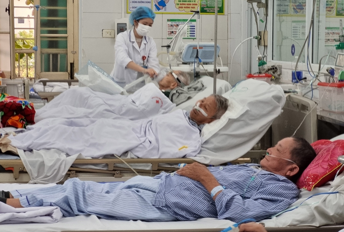 Việc trì hoãn đến bệnh viện là yếu tố khiến cho bệnh của người già dễ chuyển nặng