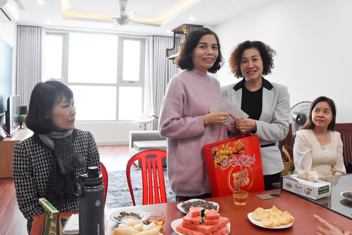 Công đoàn ngành Giáo dục Hà Nội phối hợp với Sở GD-ĐT Hà Nội đến thăm, tặng quà các nhà giáo