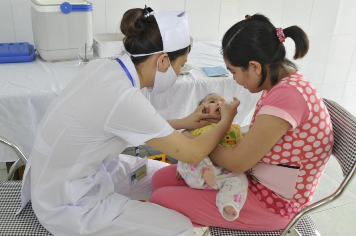 Việc đưa vaccine phòng rotavirus vào chương trình TCMR khiến các cha mẹ phấn khởi