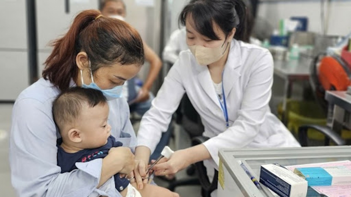 Các địa phương đang khẩn trương tiêm vaccine cho trẻ sau thời gian gián đoạn do hết vaccine