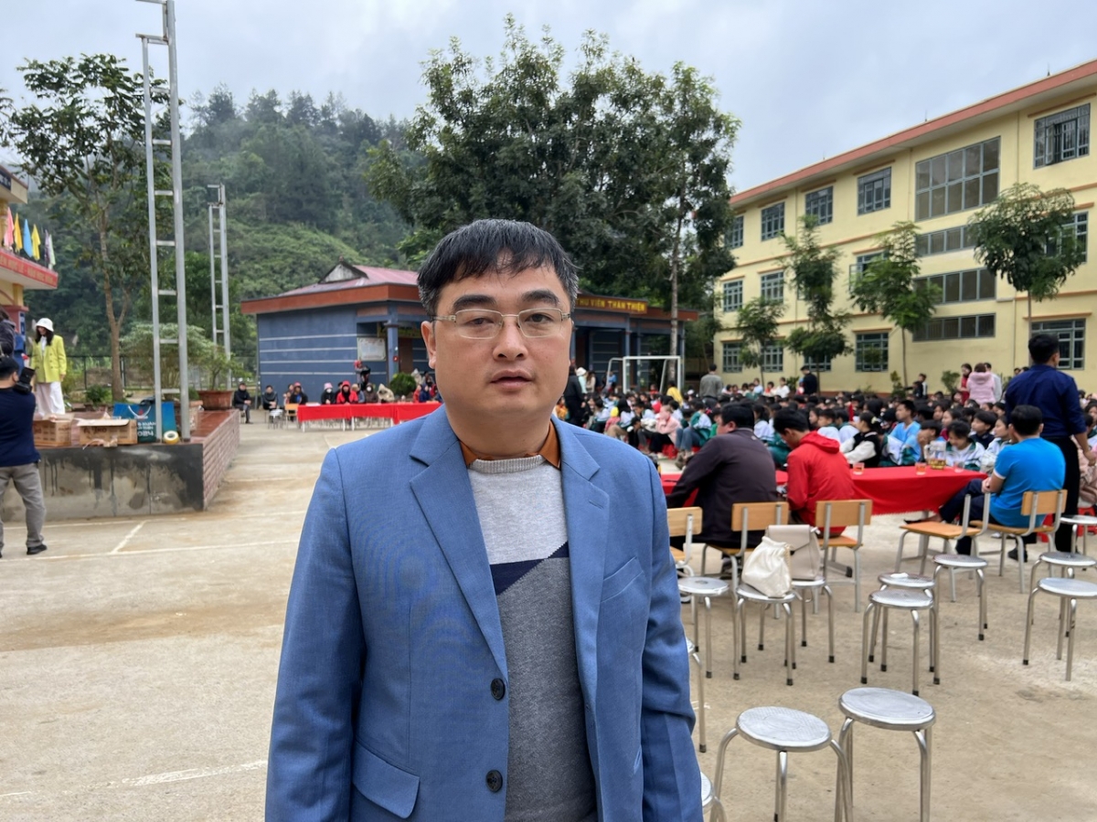 Thầy giáo Đinh Ngọc Ninh – HT trường tiểu học THCS Bum Tở