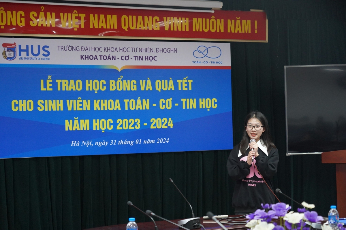Em Nguyễn Thị Minh Ngọc, sinh viên lớp K67A1 Toán học phát biểu 