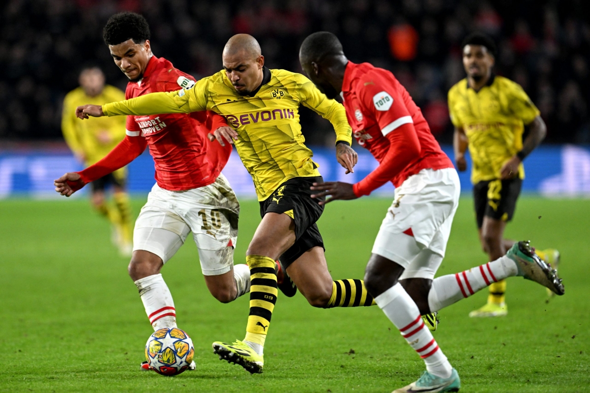 Donyell Malen (áo vàng - giữa) ghi bàn cho Dortmund ở phút 24