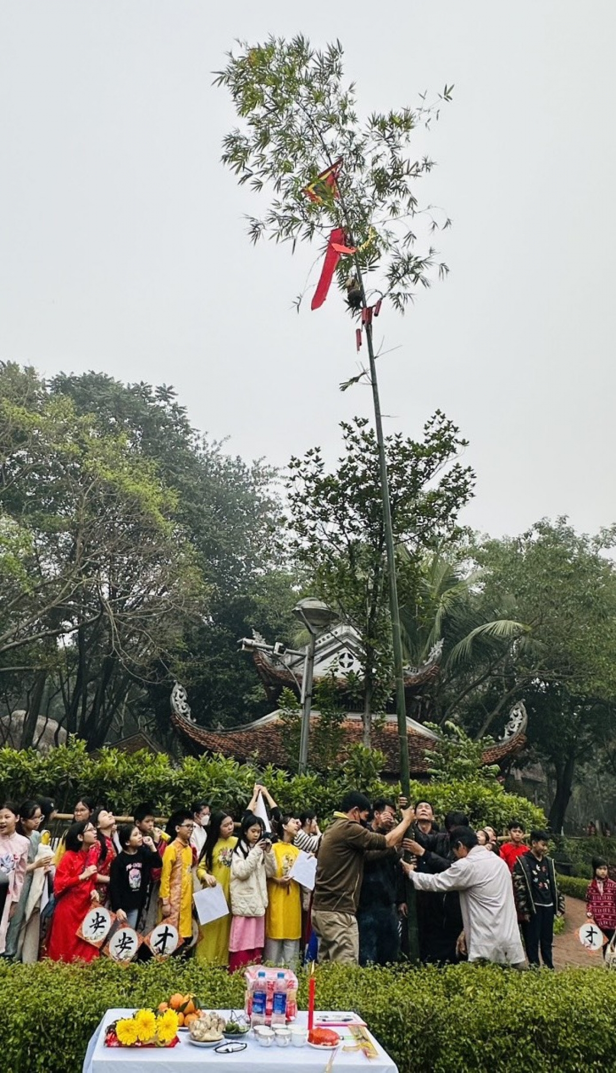 Phong tục dựng cây nêu ngày Tết được các nghệ nhân Bắc Ninh tái hiện tại Bảo tàng Dân tộc học Việt Nam. Ảnh: BTC