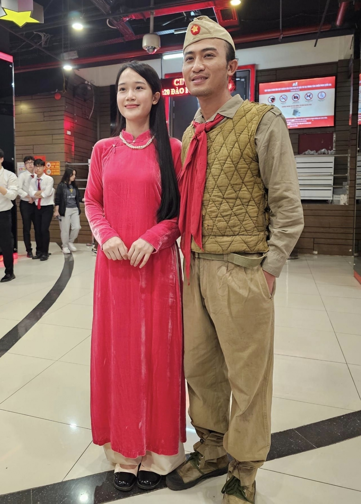 Doãn Quốc Đam và Cao Thị Thùy Linh - hai diễn viên chính của "Đào, Phở và Piano" tại Trung tâm chiếu phim quốc gia chiều 21/2