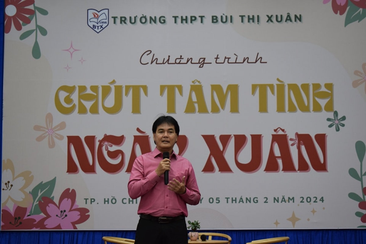 Thầy Huỳnh Thanh Phú - hiệu trưởng Trường THPT Bùi Thị Xuân